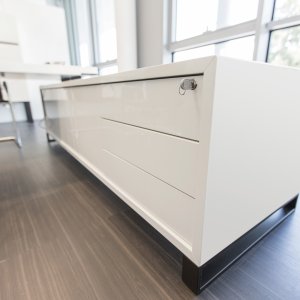 New Loop Schreibtisch mit strukturellem Anbauelement