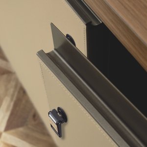 Platte teils furniert und teils mit Leder bezogen