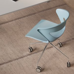 Gekreuzte Kufe in Bronze lackiert unter der Schale des Kicca Stuhls