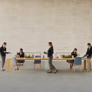 Besprechungsraum mit Kyo Tisch und Schränken