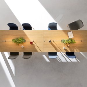 Detail des panelierten Beins am Kyo Schreibtisch