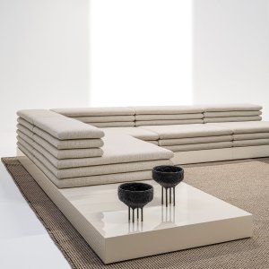 Sofas und Loungesitzmöbel Acamante als frei stehende Gruppe in einer Lounge