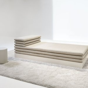 Sockel in Grau RAL 7021, Hochglanzlack, am Sofa Acamante von LaCividina