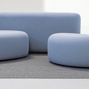 Kleiner Pouf der Familie Lisse allein, mit unregelmäßig ovalem Umriss