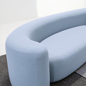 Mittlerer Pouf von LaCividina schräg von vorn auf neutralem Grund