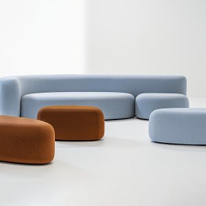 Lisse statt einer Reihe Wartezimmerstühle, mit beiden Poufs an der Rundung
