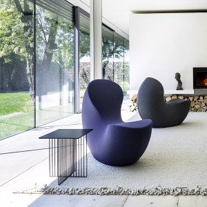 Flache Basis mit Filz unter dem Designersessel Nautile