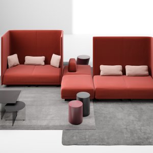 Ablage in Eiche an einem Sofa Node+ mit aufgeklapptem Laptop