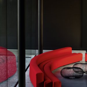 Rückenlose Osaka Bank 280 cm, von beiden Seiten nutzbar, in einem Atrium