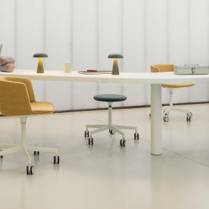 Massivholzbeine am Designerstuhl Cut