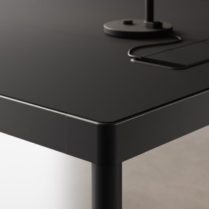 Schallabsorbierendes Frontpaneel in Gabriel-Stoff mit Metalltafel an einem Fil-Rouge-Schreibtisch