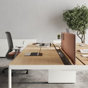 Open-Space-Etage mit Fil-Rouge-Workstations von Las Mobili