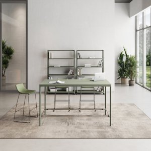 Operative Workstation Fil Rouge von Las Mobili mit rotem Profil an der Bench und moosgrünem Aluminiumrahmen