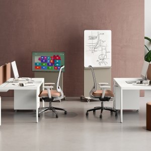 Detail des roten PVC-Signaturprofils am Fil-Rouge-Bench-Rahmen