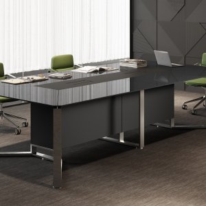 Geöffneter Aluminium-Top-Access mit Steckdosen an einem I-Meet-Tisch