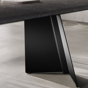 Monolith Couchtisch mit Calacatta-Keramikplatte und schwarzen V-Beinen