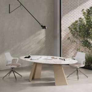 Komplettes Monolith Direktionsbüro — Schreibtisch, Besprechungstisch und Stauraumwand
