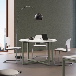 Sigma Bench-Workstation für vier Personen mit grün beschichteten Brückenbeinen