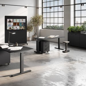 UP-Sitz-Steh-Bench mit einer stehenden und einer sitzenden Seite