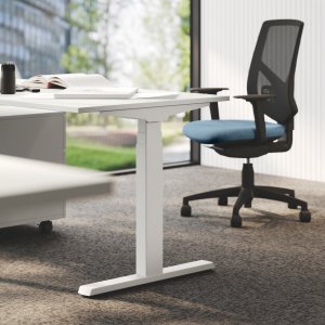 Open-Space-Etage mit UP-Sitz-Steh-Arbeitsplätzen von Las Mobili