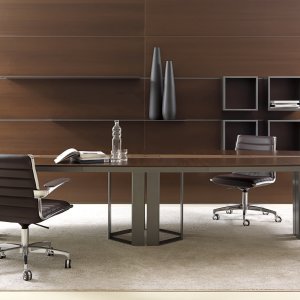 Detail des durchgehenden vertikalen Griffs am Lloyd Sideboard
