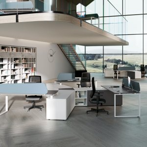 Glasplatte des Loft-Chefschreibtischs
