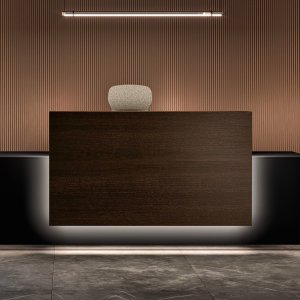 Empfangstheke Lux von Bralco mit umlaufendem LED-Licht