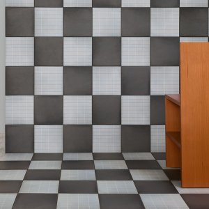 Aurore Light Grey Grid S und Grid L im Sanitaerbereich der Chefetage