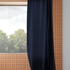 Licht fällt durch die Öffnungen einer Bloc Wand