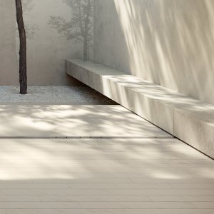Otto von Mutina an Boden und Wand in einem Gästebad