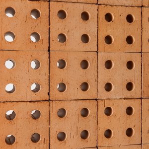 Raumhohe Bloc Wand mit Holzprofilen