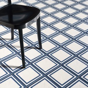 Fliese im Muster Flower Black, Mattonelle Margherita von Mutina, 20,5 x 20,5 cm