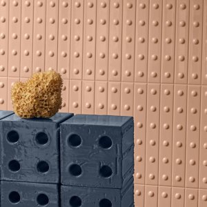 Wand mit Punto Keramikriegeln von Mutina, Relieftextur