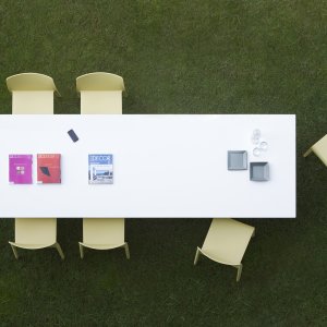 Kante der sechs Millimeter dünnen Platte des Arki-Table