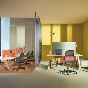 Weisse Polyethylen-Gleiter am Arki-Table von Pedrali