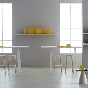 Besprechungsraum mit einem Arki-Table 360×120 und Stühlen