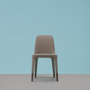 Reihe von Ester Konferenzstühlen an einem langen Tisch