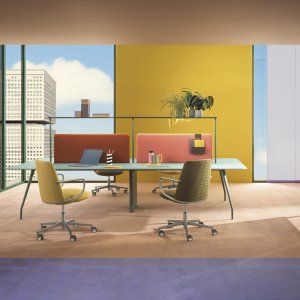 Rizz Workstation mit sechs Metern Länge für acht Plätze und mittlerer Stahlsäule