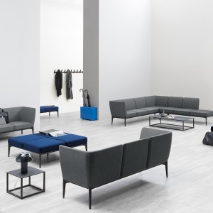 Social Sofa mit seitlichem Eckmodul in einer Empfangshalle