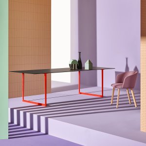Toa Folding Screen als U auf der Platte eines Toa Tisches