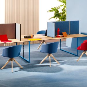 Toa von Pedrali, Design Robin Rizzini, in einem Besprechungsraum für acht