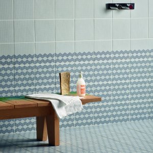 Innenraum mit Half-Pattern-Übergang der Kollektion Tape von Mutina