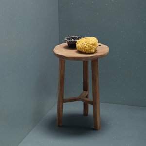 Holzstühle auf einem Boden in Primavera Bianco