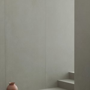 Stufen und Wand in Primavera Grigio Feinsteinzeug