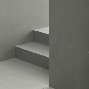 Boden in Primavera Nero mit Wand in Grigio und Ledersessel