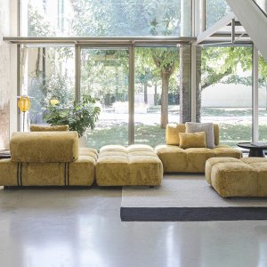 Flachnaht auf dem Lederbezug England 229 eines Qubik-Sofas