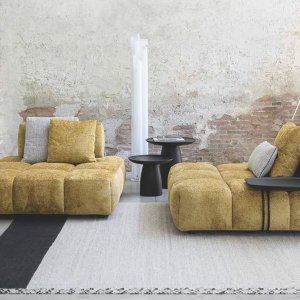 Sichtbare Halterung zwischen Armlehne und Sitz am Sofa Qubik