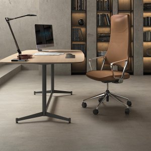 Aventador Chefsessel im Chefbüro hinter dem Schreibtisch