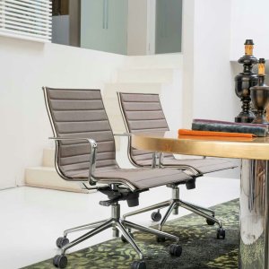 Schwarzes thermoverschweisstes PVC-Netz auf der Lehne des The Season Net