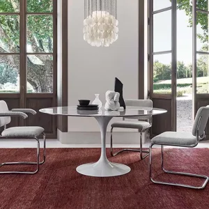 Beistelltisch der Saarinen-Familie von Knoll neben einer Lounge-Sitzgruppe